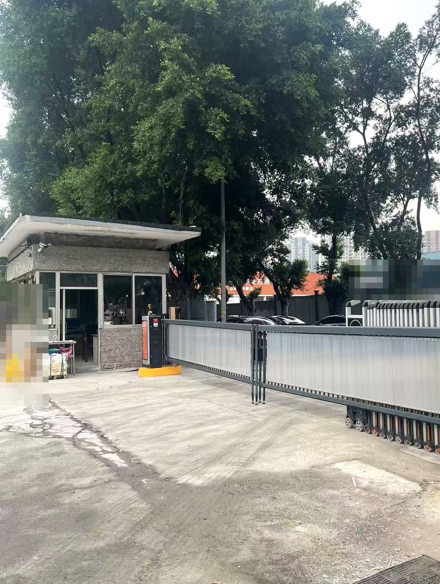 道闸与岗亭、识别柱（标识已打码）— 重庆立高门业