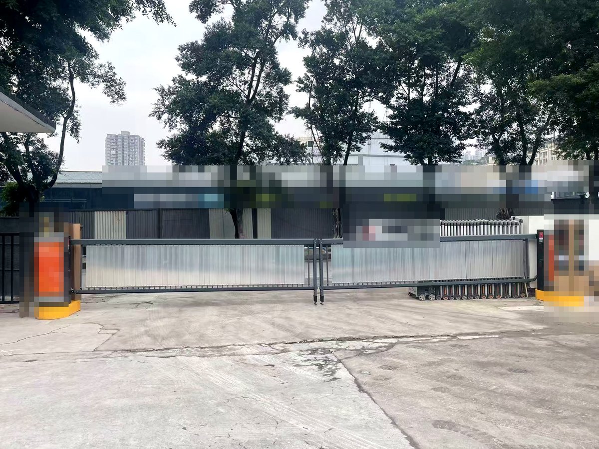 商业园区入口车辆识别道闸实拍 — 重庆立高门业