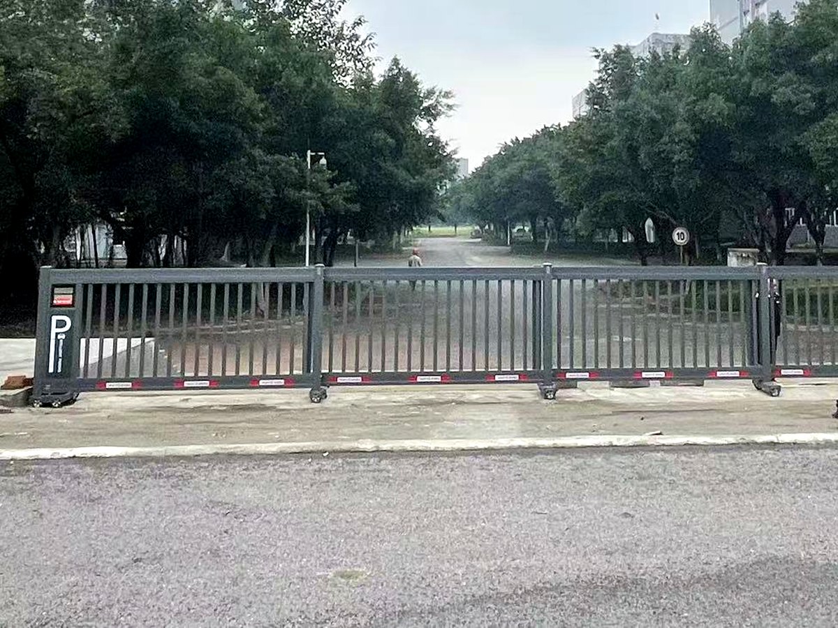 某上市药企厂区入口段滑门 — 重庆立高门业